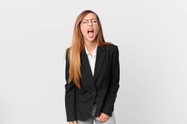 Güzel bir kadın agresif bir şekilde bağırıyor, çok kızgın görünüyor. iş kavramı