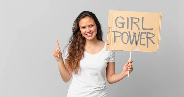 Jovem Mulher Bonita Sorrindo Olhando Amigável Mostrando Número Segurando Banner — Fotografia de Stock