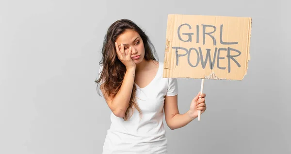 Jeune Jolie Femme Sentant Ennuyé Frustré Somnolent Après Une Bannière — Photo