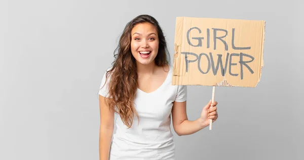 Joven Bonita Mujer Buscando Feliz Gratamente Sorprendido Sosteniendo Una Bandera —  Fotos de Stock