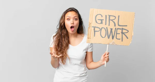 Joven Bonita Mujer Sintiéndose Muy Sorprendido Sorprendido Sosteniendo Una Bandera — Foto de Stock