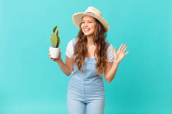 Joven Bonita Mujer Sonriendo Felizmente Saludándote Con Mano Dándote Bienvenida — Foto de Stock