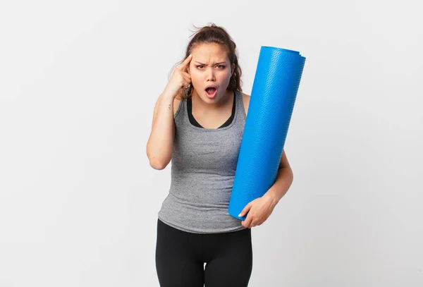 Jong Mooi Vrouw Kijken Verrast Realiseert Een Nieuwe Gedachte Idee — Stockfoto