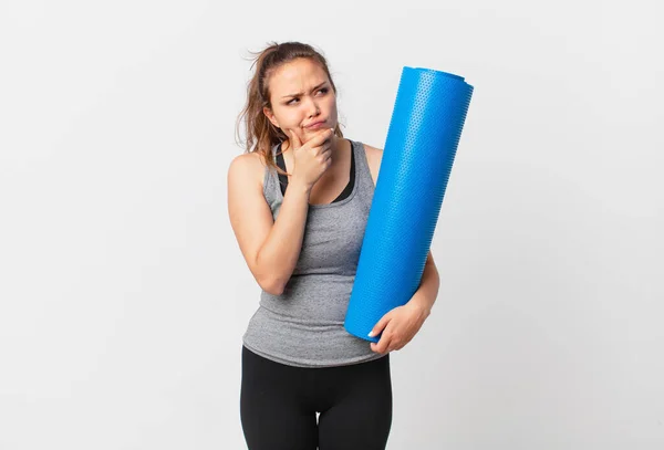 Young Pretty Woman Thinking Feeling Doubtful Confused Holding Yoga Mat — Stock Photo, Image