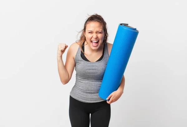 Jong Mooi Vrouw Schreeuwen Agressief Met Een Boos Uitdrukking Het — Stockfoto