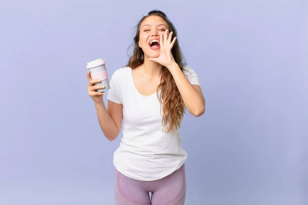 Jovem Mulher Bonita Sentindo Feliz Dando Grande Grito Com Mãos — Fotografia de Stock