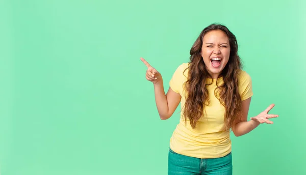 Jovem Bonita Mulher Olhando Com Raiva Irritado Frustrado Apontando Para — Fotografia de Stock