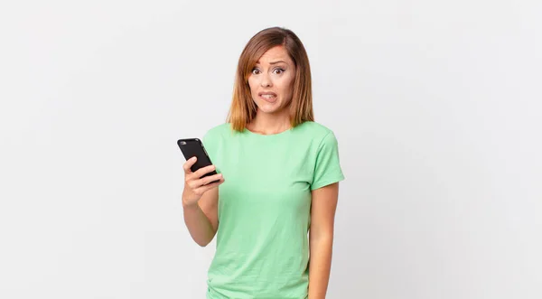 Mujer Bonita Buscando Desconcertado Confundido Utilizando Teléfono Inteligente —  Fotos de Stock