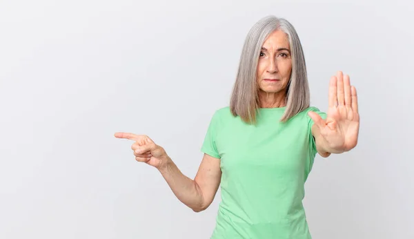 Frau Mittleren Alters Mit Weißem Haar Sieht Ernst Aus Und — Stockfoto