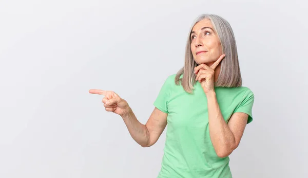 Middelbare Leeftijd Witte Haar Vrouw Glimlachen Gelukkig Dagdromen Twijfelen Wijzen — Stockfoto