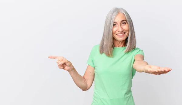 Orta Yaşlı Beyaz Saçlı Kadın Mutlu Bir Şekilde Gülümsüyor Bir — Stok fotoğraf