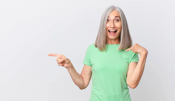 Mujer Pelo Blanco Mediana Edad Sintiéndose Feliz Señalándose Misma Con —  Fotos de Stock