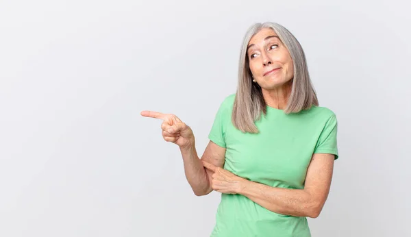 Mezza Età Capelli Bianchi Donna Scrollando Spalle Sensazione Confusione Incerto — Foto Stock