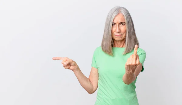 Mujer Pelo Blanco Mediana Edad Sintiéndose Enojada Molesta Rebelde Agresiva —  Fotos de Stock