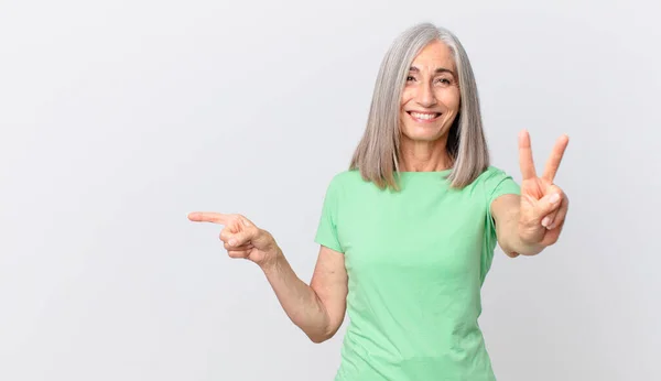 Mujer Pelo Blanco Mediana Edad Sonriendo Mirando Amigable Mostrando Número — Foto de Stock