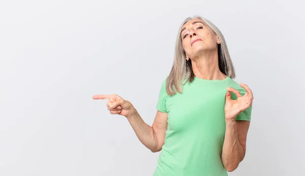 Frau Mittleren Alters Mit Weißem Haar Sieht Arrogant Erfolgreich Positiv — Stockfoto