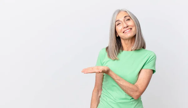 Orta Yaşlı Beyaz Saçlı Kadın Neşeli Bir Şekilde Gülümsüyor Mutlu — Stok fotoğraf