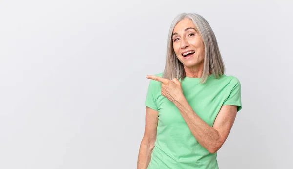 Orta Yaşlı Beyaz Saçlı Kadın Heyecanlı Şaşırmış Görünüyor Yan Tarafı — Stok fotoğraf