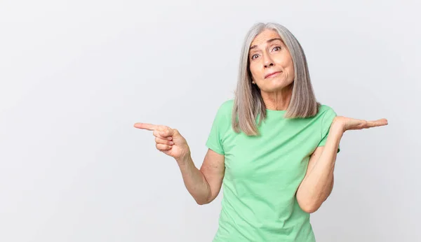 Frau Mittleren Alters Mit Weißem Haar Fühlt Sich Verwirrt Und — Stockfoto