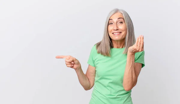 Mujer Pelo Blanco Mediana Edad Haciendo Capice Gesto Dinero Diciéndole —  Fotos de Stock