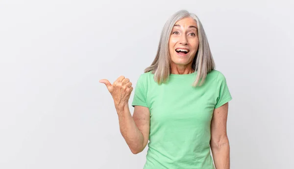 Mezza Età Donna Capelli Bianchi Guardando Stupito Nella Incredulità Indicando — Foto Stock