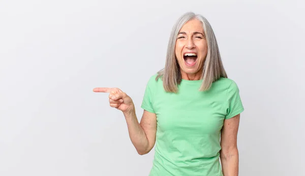 Frau Mittleren Alters Mit Weißem Haar Schreit Aggressiv Sieht Sehr — Stockfoto