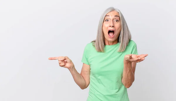 Middelbare Leeftijd Witte Haar Vrouw Verbaasd Geschokt Verbaasd Met Een — Stockfoto