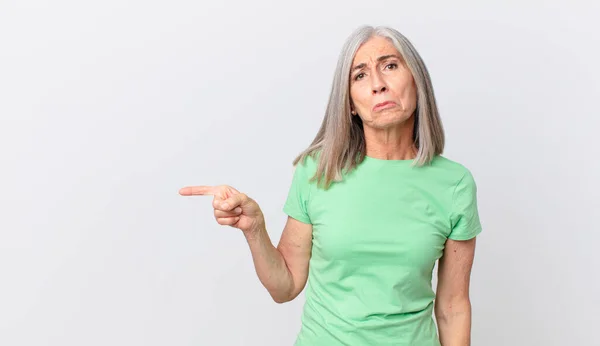 Mezza Età Capelli Bianchi Donna Sente Triste Piagnucoloso Con Uno — Foto Stock