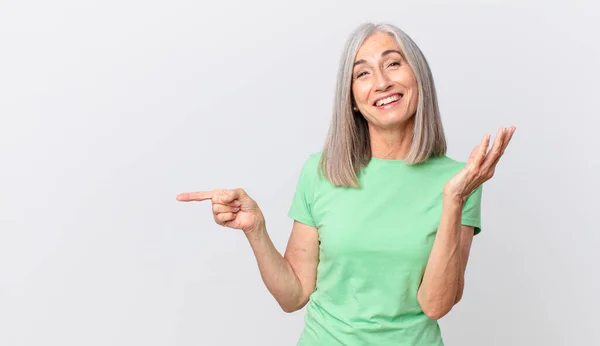 Женщина Среднего Возраста Белыми Волосами Чувствует Себя Счастливой Удивлённой Осознавая — стоковое фото