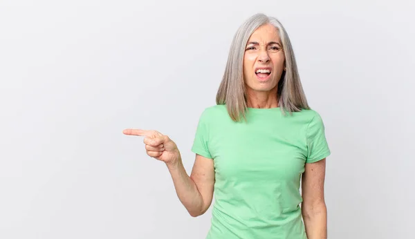 Mezza Età Capelli Bianchi Donna Sentirsi Perplesso Confuso Indicando Lato — Foto Stock