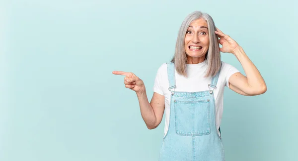 Mulher Cabelo Branco Meia Idade Sentindo Estressada Ansiosa Assustada Com — Fotografia de Stock