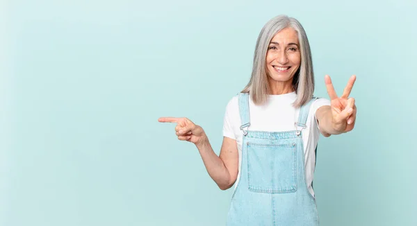 Femme Cheveux Blancs Âge Moyen Souriant Regardant Amical Montrant Numéro — Photo