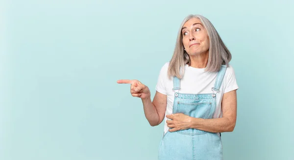 Middle Age White Hair Woman Shrugging Feeling Confused Uncertain Pointing — Stock Photo, Image