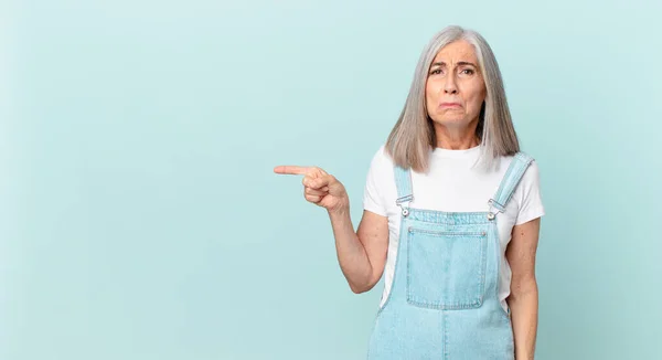 Mezza Età Capelli Bianchi Donna Sente Triste Piagnucoloso Con Uno — Foto Stock