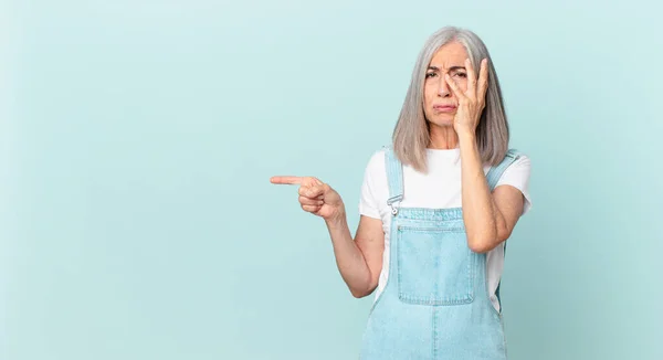 Frau Mittleren Alters Mit Weißem Haar Fühlt Sich Gelangweilt Frustriert — Stockfoto