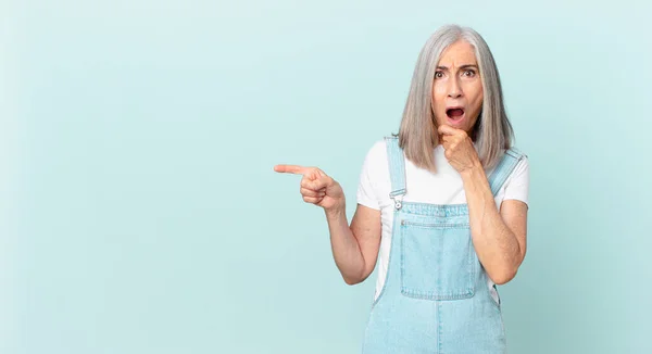 Mujer Mediana Edad Pelo Blanco Con Boca Los Ojos Bien — Foto de Stock