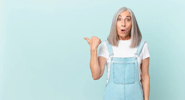 Middle Age White Hair Woman Looking Astonished Disbelief Pointing Side — Stock Photo, Image