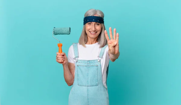 Frau Mittleren Alters Mit Weißem Haar Lächelt Freundlich Und Zeigt — Stockfoto