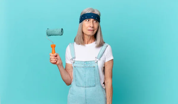 Frau Mittleren Alters Mit Weißem Haar Fühlt Sich Traurig Verärgert — Stockfoto