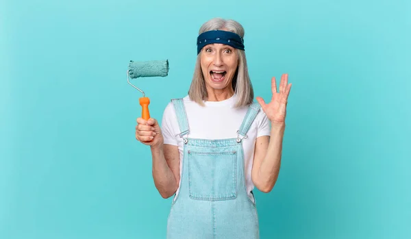 Femme Cheveux Blancs Âge Moyen Criant Avec Les Mains Air — Photo