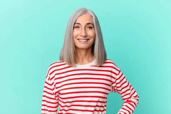 Mujer Pelo Blanco Mediana Edad Sonriendo Felizmente Con Una Mano —  Fotos de Stock