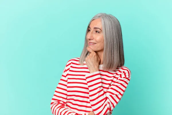 Mulher Cabelo Branco Meia Idade Sorrindo Com Uma Expressão Feliz — Fotografia de Stock