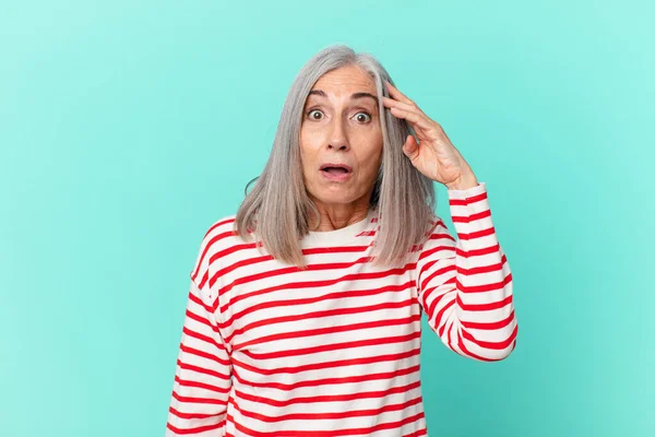 Mezza Età Donna Capelli Bianchi Cercando Felice Stupito Sorpreso — Foto Stock