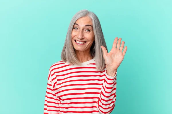 Middelbare Leeftijd Wit Haar Vrouw Glimlachend Gelukkig Zwaaiende Hand Verwelkomen — Stockfoto