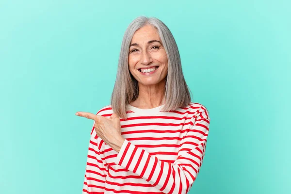 Mujer Pelo Blanco Mediana Edad Sonriendo Alegremente Sintiéndose Feliz Señalando —  Fotos de Stock