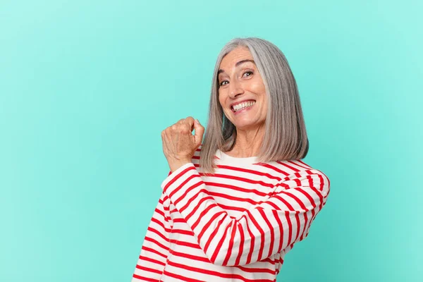 Femme Cheveux Blancs Âge Moyen Sentir Heureux Faire Face Défi — Photo