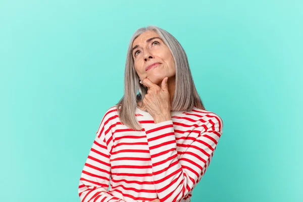 Middelbare Leeftijd Witte Haar Vrouw Denken Gevoel Twijfelachtig Verward — Stockfoto