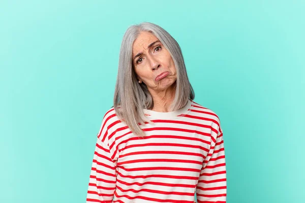 Mujer Pelo Blanco Mediana Edad Sintiéndose Triste Quejumbrosa Con Una —  Fotos de Stock