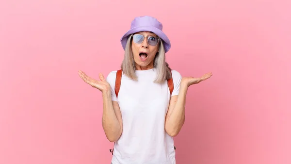 Mujer Pelo Blanco Mediana Edad Sintiéndose Feliz Asombrada Por Algo —  Fotos de Stock