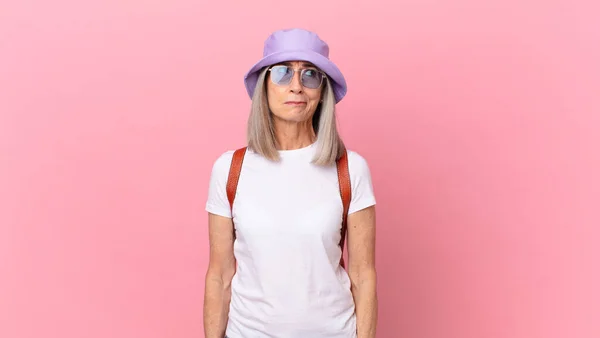 Witte Haarvrouw Van Middelbare Leeftijd Die Zich Verdrietig Boos Boos — Stockfoto